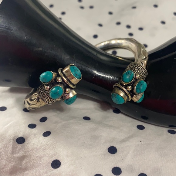 Jewelry - Vintage Silver metal twisted cuff bracelet with eight turquoise stones